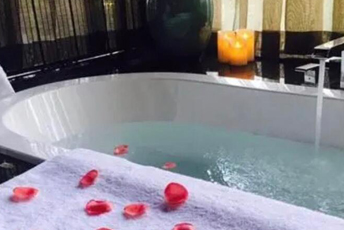 南京浦口区水疗池中的失重冥想：当身体学会漂浮